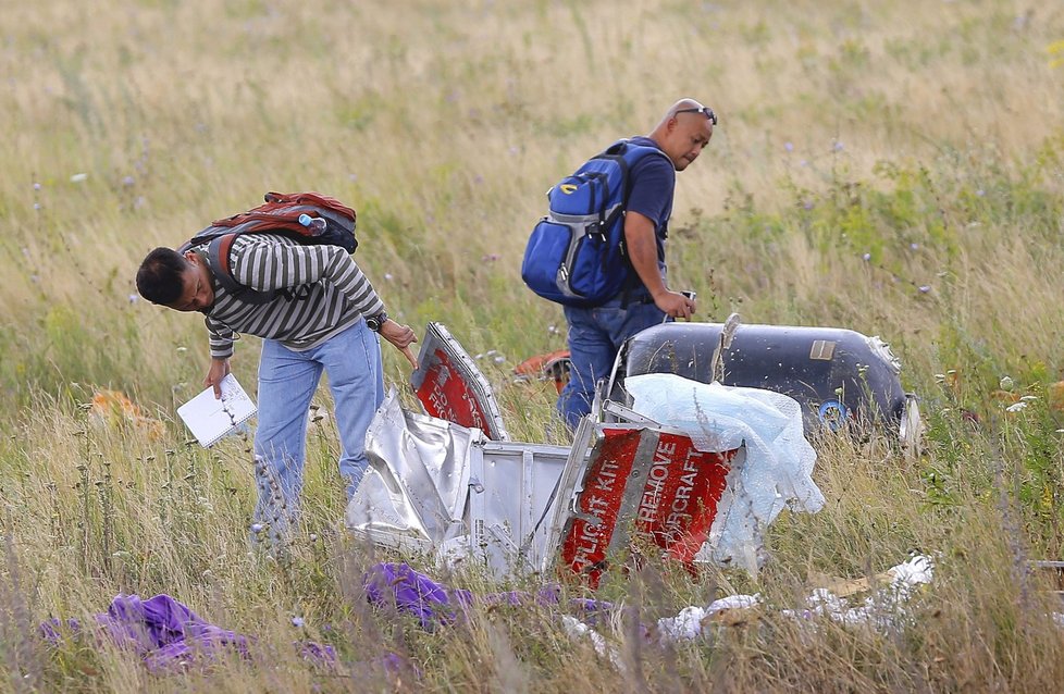 Odklízení a prohledávání trosek letu MH17