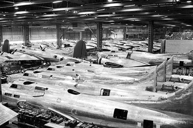 Nad továrnou Boeing vyrostla za války falešná obytná čtvrť