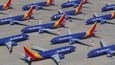 Boeingy 737 MAX aerolinek Southwest Airlines odstavené na letišti Southern California Logistics Airport. Dopravce počítá s jejich návratem do provozu ve druhém čtvrtletí roku 2021.