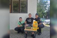 Hoch prodával na ulici limonádu: Někdo ho udal! Přijela policie