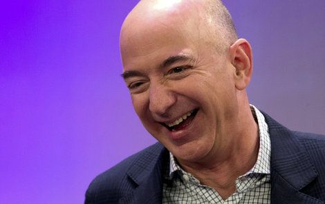 Zakladatel e-shopů Amazon Jeff Bezos (53).