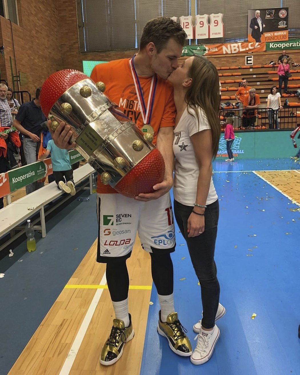 Bohačík s trofejí pro mistra české ligy a svou milovanou manželkou