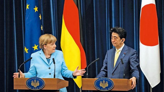 Bohatá agenda. Premiér Šinzó Abe se s německou kancléřkou Angelou Merkelovou v Tokiu shodl, že smlouva o volném obchodu mezi Japonskem a EU by měla být uzavřena do konce roku. V politické rovině Abe podpořil názor Merkelové, že je třeba intenzivněji tlačit na Rusko, aby přispělo k mírovému řešení ukrajinské krize