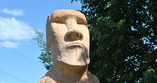 Sochu Moai postavili v Bohdalicích na Vyškovsku ekologové.