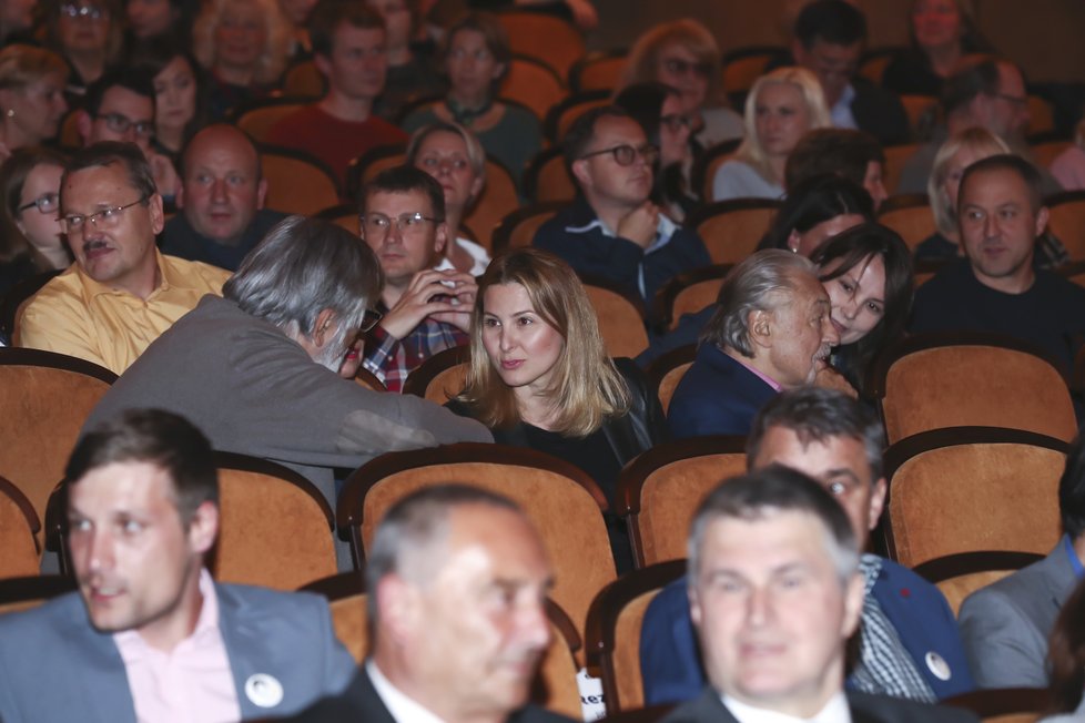 Na premiéru filmu Jiřího Stracha Klec do pražské Lucerny dorazilo mnoho známých tváří.