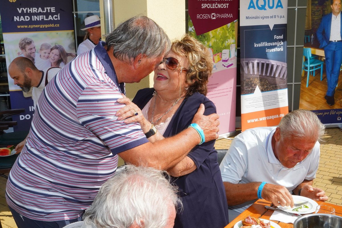 Jiřina Bohdalová šla z náruče do náruče - na golfu u Martina Dejdara. S Tondou Panenkou