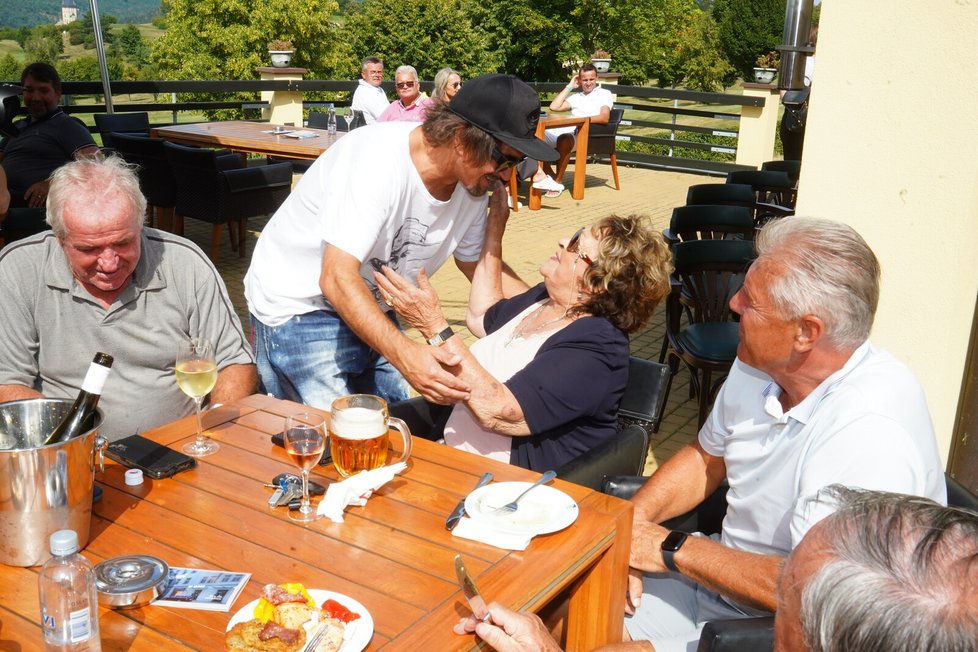 Jiřina Bohdalová šla z náruče do náruče - na golfu u Martina Dejdara. Pozdravit se přišel i Sagvan Tofi.