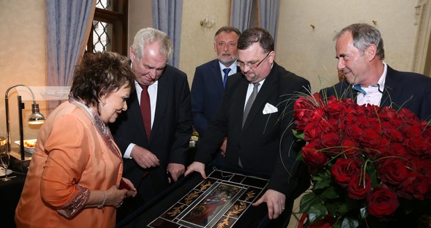 Jiřina Bohdalová dostala od prezidenta Miloše Zemana krásný dárek.