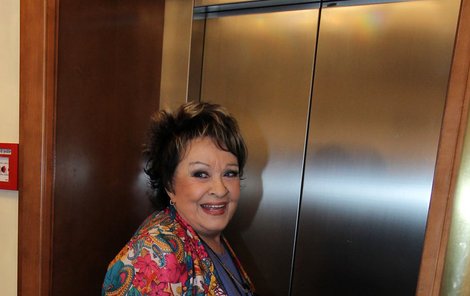 Jiřina Bohdalová na výtah trpělivě čekala, ale dlouho nejel.