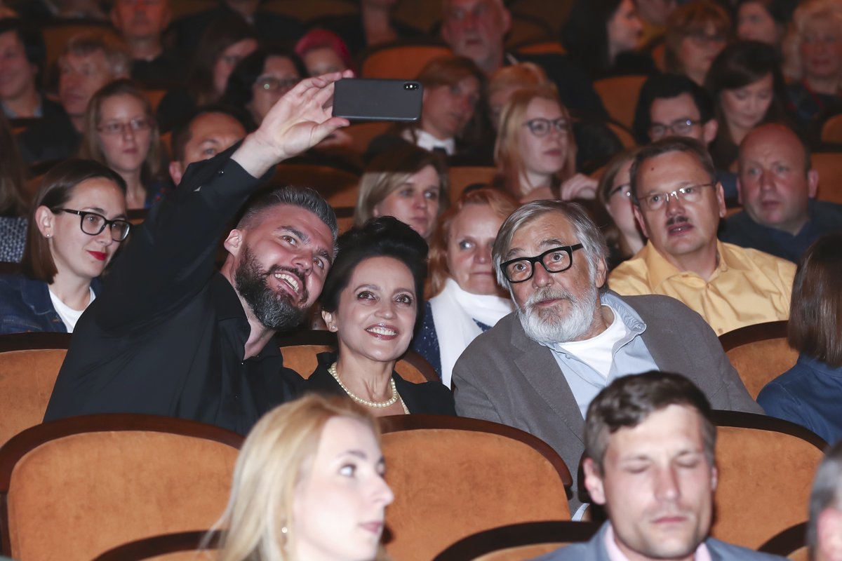 Takhle to vypadalo, když si Radek dělal selfie s Luckou a Jiřím a ostatní přihlíželi.