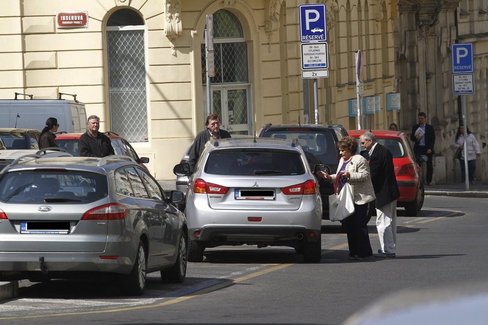 Bohdalová si s parkováním na zákazu hlavu neláme.