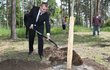 Bohdan Pomahač se připojit k 57 osobnostem, které v Botanické zahradě zasadili strom. Bohdan Pomahač se připojit k 57 osobnostem, které v Botanické zahradě zasadili strom.