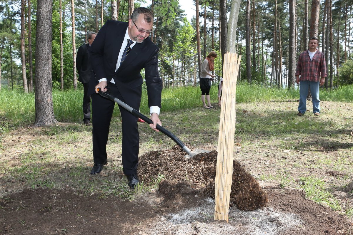 Bohdan Pomahač se připojit k 57 osobnostem, které v Botanické zahradě zasadili strom.