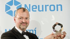 Bohdan Pomahač s cenou Neuron, kterou uděluje Nadační fond Neuron, založený miliardářem Karlem Janečkem