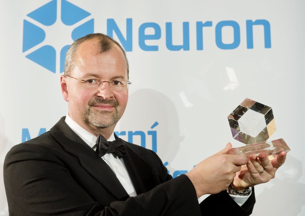 Bohdan Pomahač s Cenou Neuron, kterou uděluje Nadační fond Neuron, založený miliardářem Karlem Janečkem