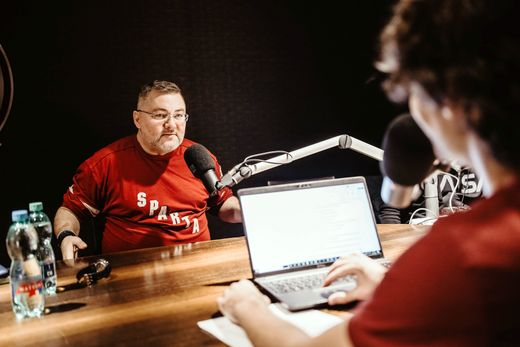 Dabér Bohdan Tůma našel lásku ke Spartě už v dětství, kdy ho vzal dědeček na Letnou. Dabér Bohdan Tůma našel lásku ke Spartě už v dětství, kdy ho vzal dědeček na Letnou.
