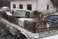 Mladík na Šumpersku vlétl autem do cizí zahrady: Mohl za to mikrospánek