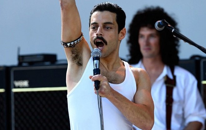 Bohemian Rhapsody. Na celovečerní film by vydala už jen anabáze, jež vznik životopisu Freddieho Mercuryho provázela - počínaje výměnami režisérů uprostřed procesu, konče dramatickými odchody herců z titulní role.