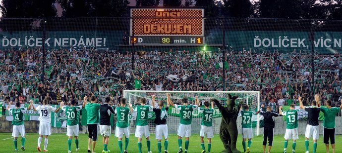 Děkovačka konečně v Ďolíčku! Hráči Bohemians děkují skvělým fanouškům.