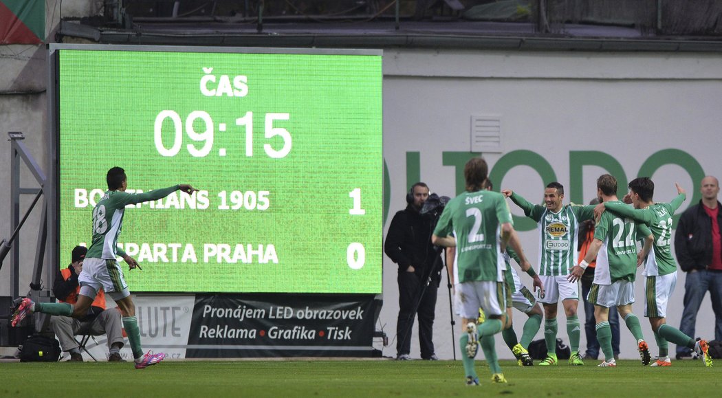 Fotbalisté Bohemians 1905 slaví gól do sítě Sparty