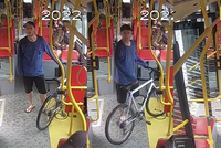 VIDEO: Cyklista si v Bohnicích vynucoval jízdu autobusem. Nepochodil, tak „vysklil“ dveře a ujel po svých