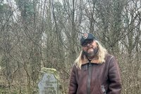 Ze skládky pietní místo: Bohnický hřbitov vstal z mrtvých díky místostarostovi Jiřímu Vítkovi