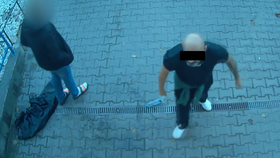 Útočník se v Praze pustil do tří cizinců, jeden skončil v nemocnici! Agresor se policii sám přihlásil