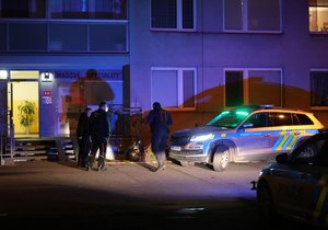 Pražští policisté zasahovali na sídlišti v Bohnicích, kde došlo ke konfliktu mezi dvěma muži, během kterého jeden druhého pobodal. (14. ledna 2022)