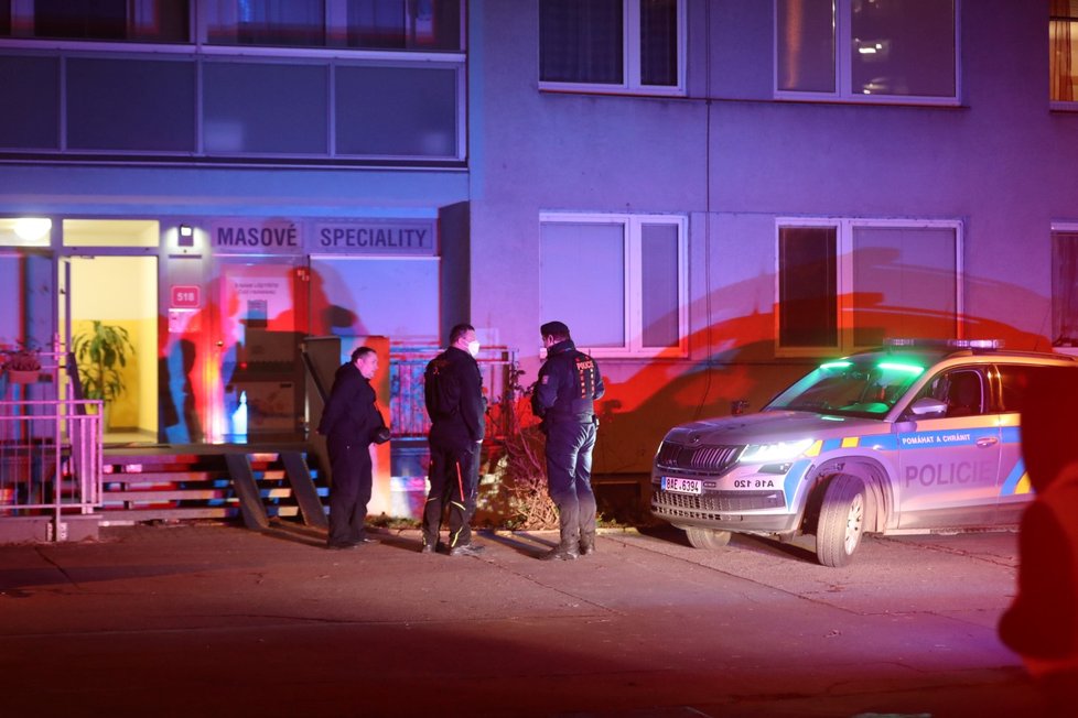 Pražští policisté zasahovali na sídlišti v Bohnicích, kde došlo ke konfliktu mezi dvěma muži, během kterého jeden druhého pobodal. (14. ledna 2022)