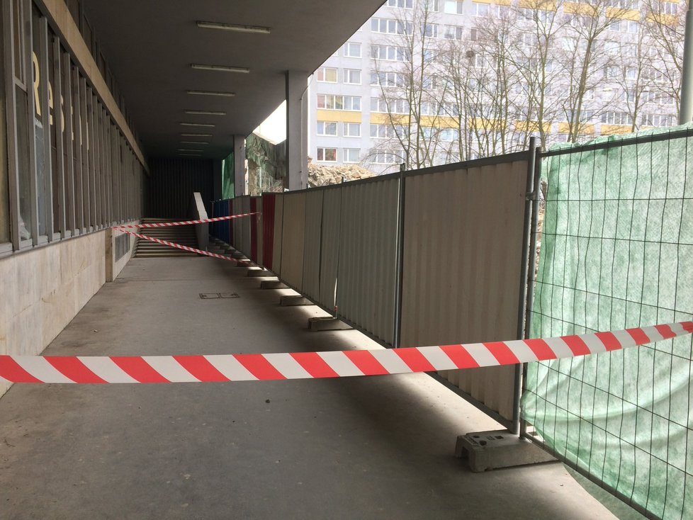 U nákupního střediska Odra v Bohnicích bourají schodiště bez náhrady.