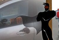 »Fekální fantom« se vrátil na místo činu! V Bohnicích znovu značkuje auta psími lejny
