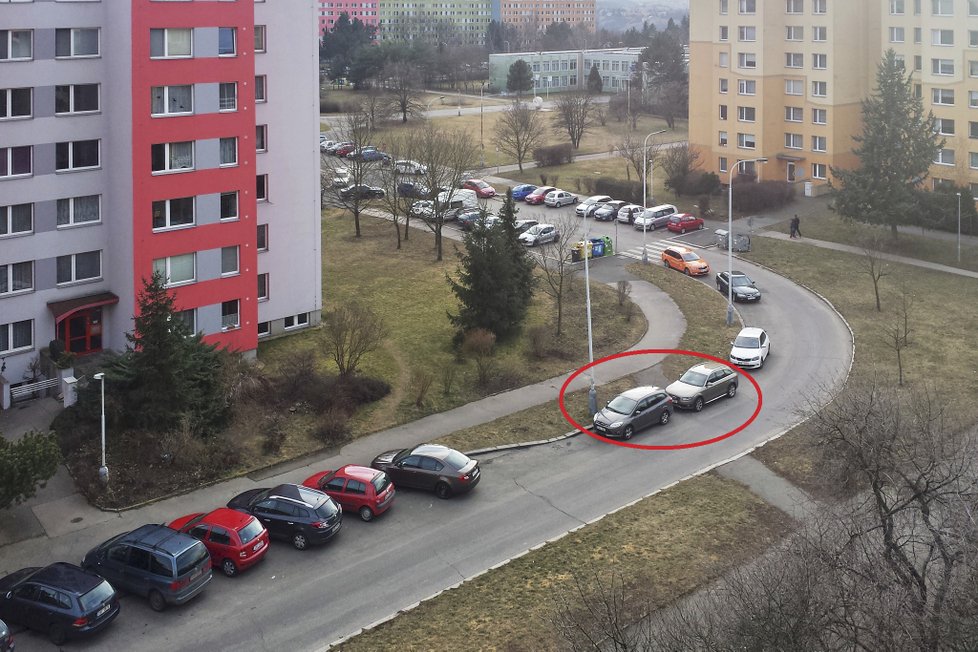 Svízelná zatáčka v ulici Svídnická. Kdosi tam trestá řidiče, že blokují vstup na chodník. Ten tam přitom podle radnice Prahy 8 vůbec nemá být.