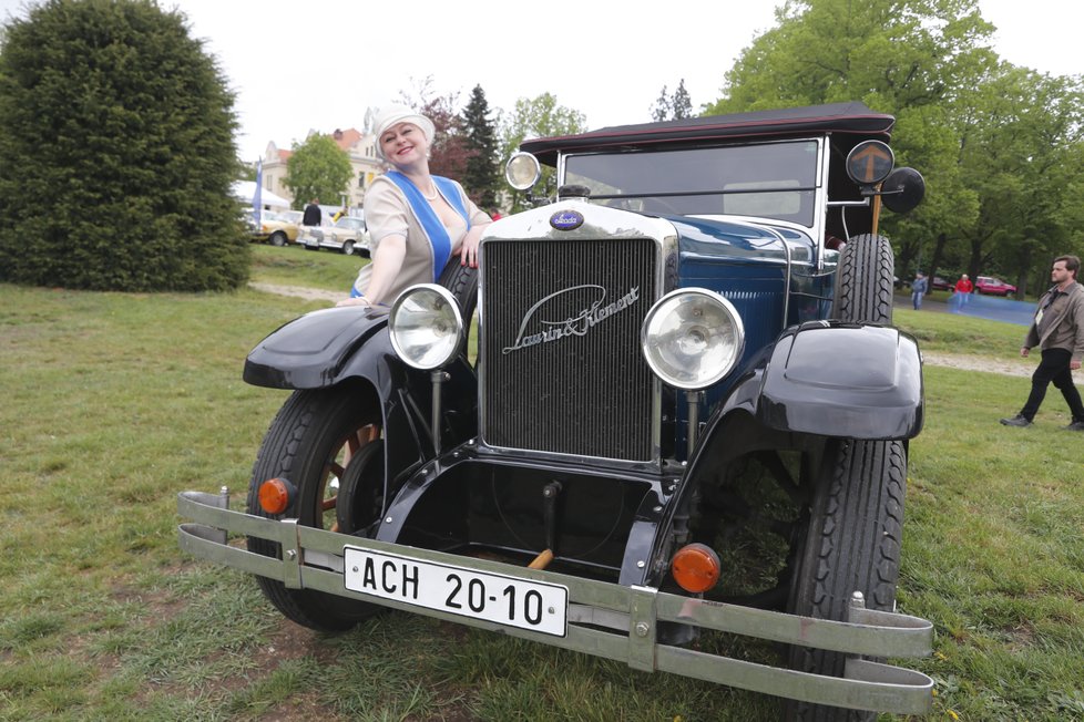 Prahou projíždějí historické automobily. (ilustrační foto)