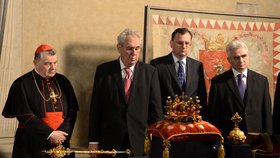 Kardinál Duka a prezident Zeman u korunovačních klenotů