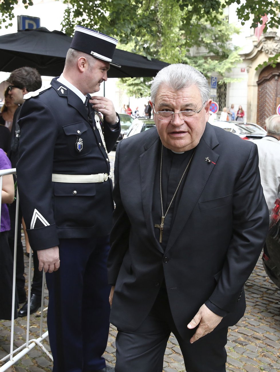 Kardinál Duka u francouzské ambasády v Praze