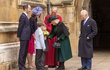 Královská rodina se vypravila na velikonoční bohoslužbu a posléze se pozdravila s občany