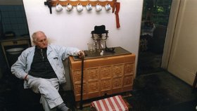 Bohumil Hrabal ve své chatě v Kersku