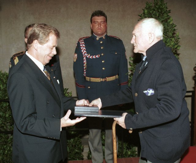 Hrabal získal z rukou Václava Havla medaili „Za zásluhy“.