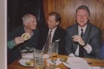 Havel při setkání se spisovatelem Hrabalem a americkým exprezidentem Clintonem
