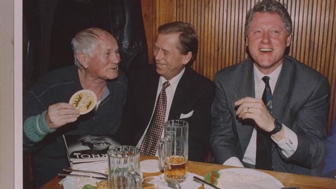 Havel při setkání se spisovatelem Hrabalem a americkým exprezidentem Clintonem