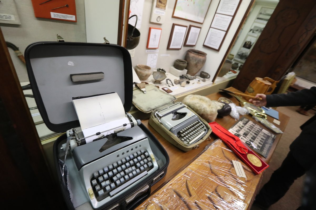 Na tomto psacím stroji spisovatel tvořil. Přestěhuje se z muzea do expozice?