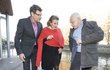 Eva Holubová upozornila Klepla na vadu na kabátě. Eva Holubová upozornila Klepla na vadu na kabátě.