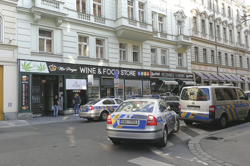 Policie a koroner před domem, kde byl nalezen Bohumil Kulínský