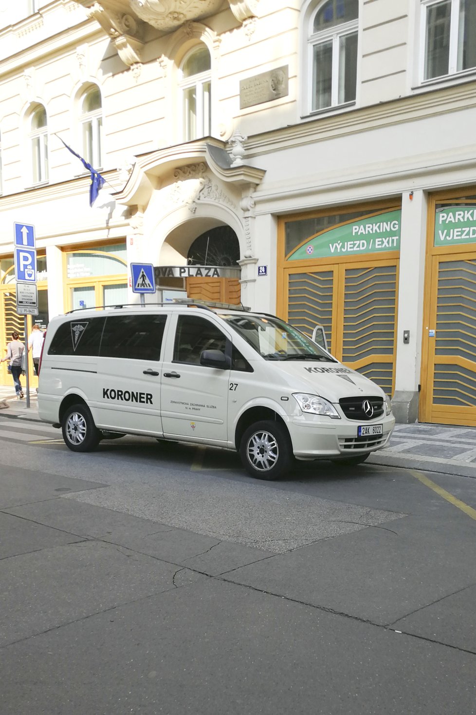 Policie a koroner před domem, kde byl nalezen Bohumil Kulínský.