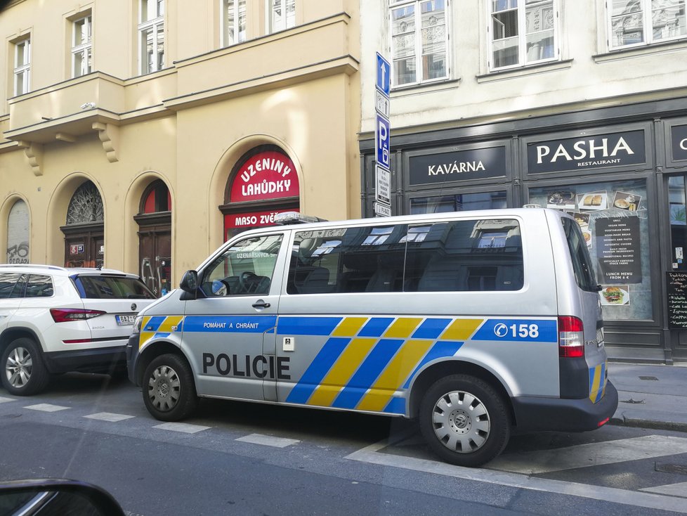 Policie a koroner před domem, kde byl nalezen Bohumil Kulínský.