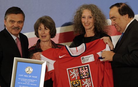 Dcery Bohumila Modrého Alena (vlevo) a Blanka převzaly od prezidenta IIHF Reného Fasela plaketu za jejich otce.