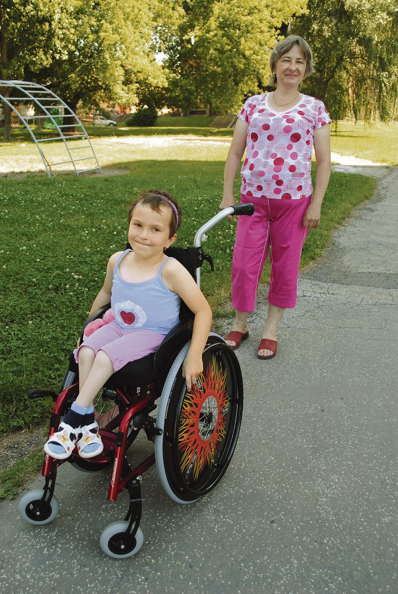 Na první projížďce venku si vozíček řídila Eliška už úplně sama. Obrovskou radost z ní měla i máma Božena