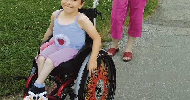 Eliška (5) už nemusí chodit po rukou Na první projížďce venku si vozíček řídila Eliška už úplně sama. Obrovskou radost z ní měla i máma Božena