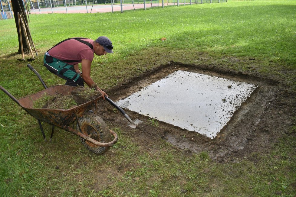 V posledních dnech prošel památník úpravou právě kvůli zarůstání trávy a plevele.