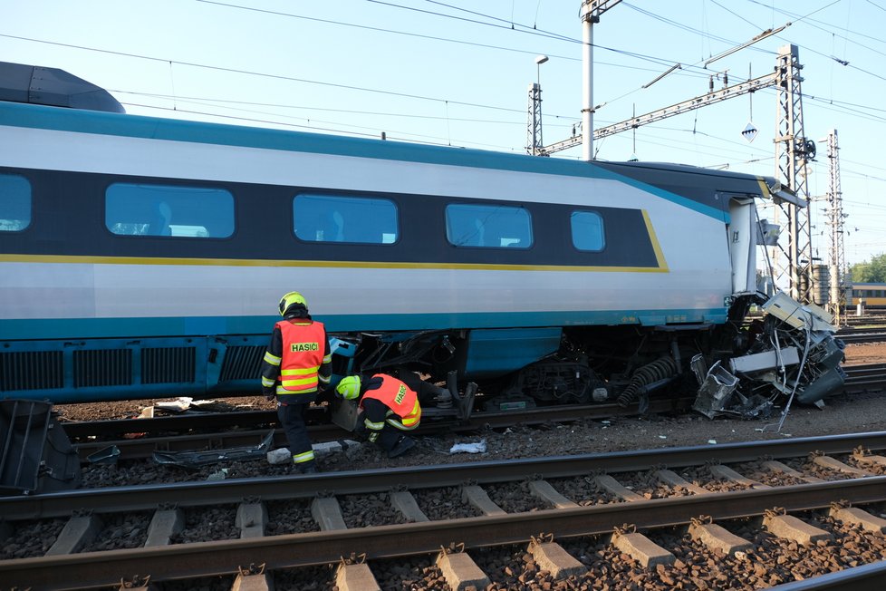 V Bohumíně se srazilo pendolino s posunovací lokomotivou. Strojvedoucí (†54) vlaku nepřežil.